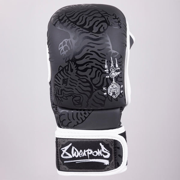 8 WEAPONS MMA Sparring Handschuhe, Sak Yant Big Tiger, schwarz-matt