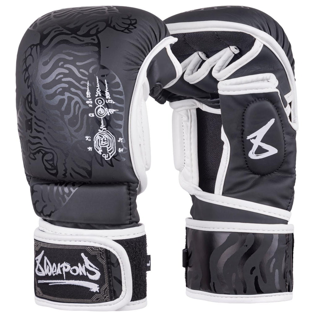 8 WEAPONS MMA Sparring Handschuhe, Sak Yant Big Tiger, schwarz-matt